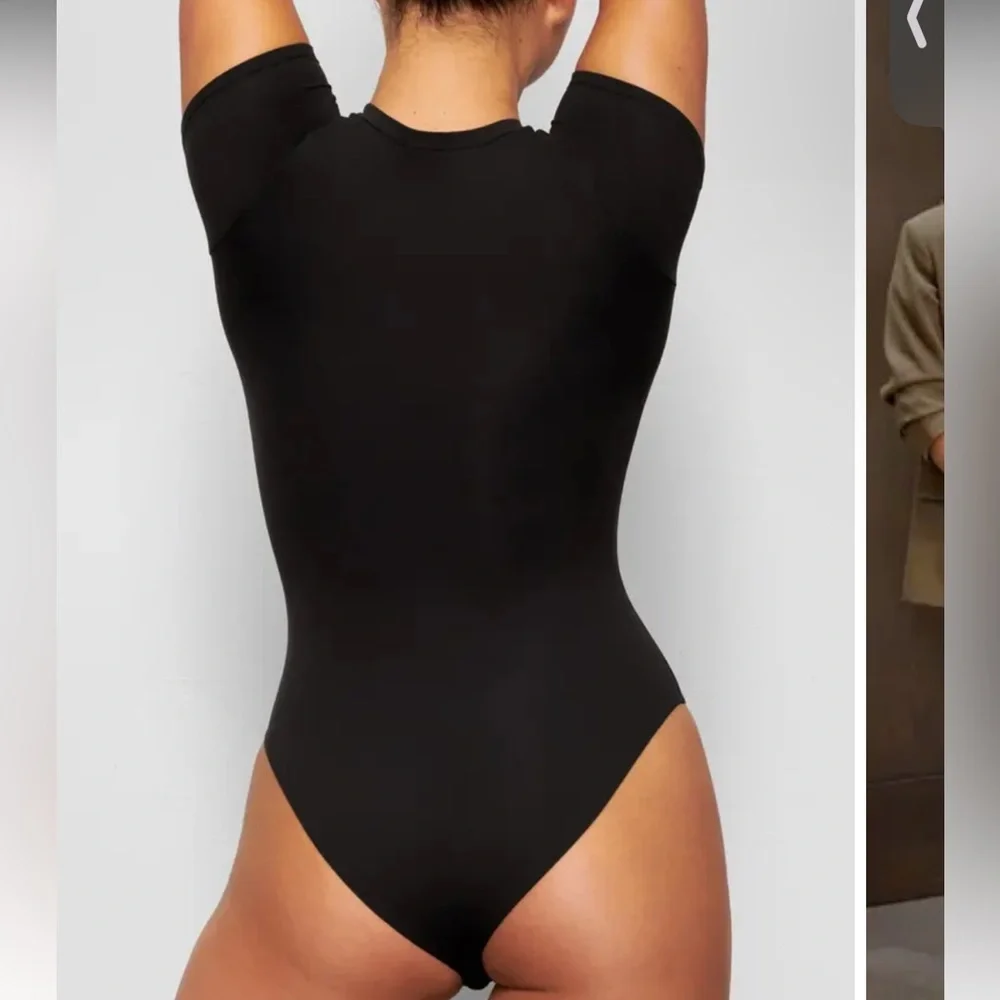 SKIMS Fits Everybody Short Sleeve Bodysuit in Onyx Size Small - Picture 2 of 6